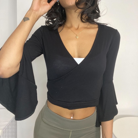 CLASSY BLACK CROP TOP - Picture 4 of 5